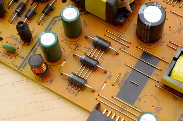 带有电子元件的印刷电路板特写，适用于关于现代技术、工程和生产发展的项目照片。图片下载