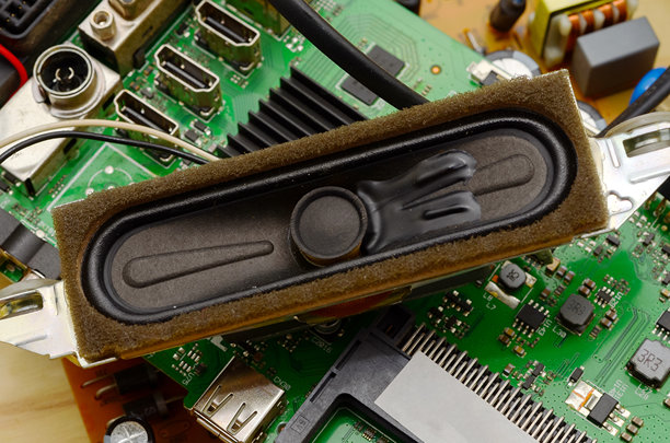 带有电子元件的印刷电路板特写，适用于现代技术、工程和生产发展的项目照片。图片下载