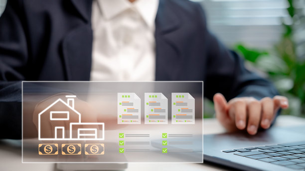 商人正在使用笔记本电脑处理房地产管理系统，显示房屋图标、美元符号和数字检查清单。物业金融、抵押贷款和智能投资规划的概念。图片下载