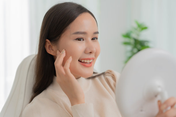 美丽的亚洲女性在手术后微笑并感到快乐，美容手术，皮肤美白注射，填充剂注射，皮肤重塑，美丽的亚洲女孩在美容诊所接受美容治疗图片下载