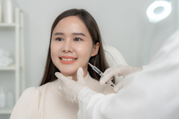 美容手术，皮肤美白注射，填充剂注射，皮肤重塑，美丽的亚洲女孩在美容诊所接受美容治疗，护肤，毛孔再生，皱纹，婴儿脸图片下载