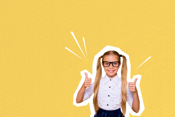 快乐的女学生在涂鸦背景前做出竖起大拇指的手势，展示学习推荐的合成照片拼贴。图片下载