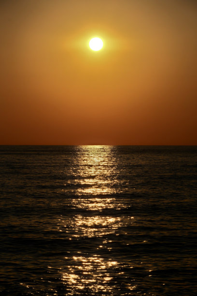 海上日落。阳光在水面上反射，特写照片，自然系列图片下载