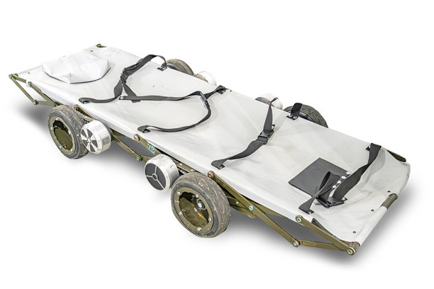 这张图片展示了一种为行动不便人士设计的紧凑型轮式交通工具。该设备的框架中集成了一个低矮的座椅，配有三个轮子，其中两个大轮子位于后方。图片下载