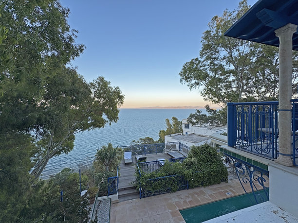 现代两层全景房屋的鸟瞰图库存照片...图片下载