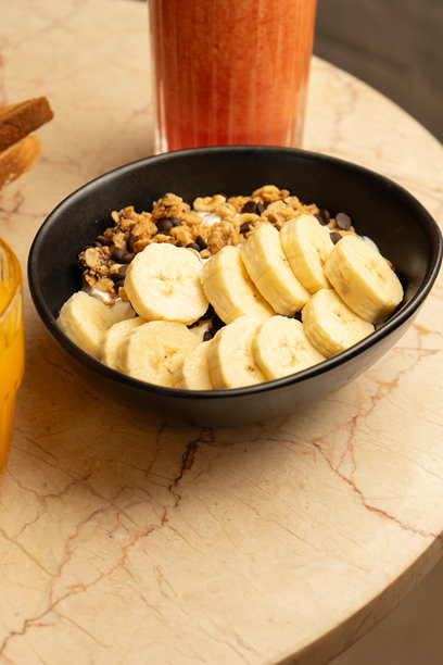 碗里装着香蕉、酸奶和谷物图片下载