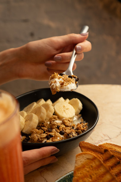 碗里装有香蕉、酸奶和谷物图片下载