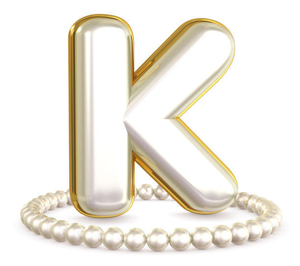 3D渲染的珍珠项链围绕着由珍珠和黄金珠宝制成的字母K，背景为白色。图片下载