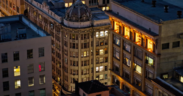 洛杉矶市中心一座带圆顶的历史建筑的航拍照片图片下载