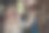 土耳其尚利乌尔法老市场中，身穿外套和头巾的穆斯林女性在购物的背影照片图片下载