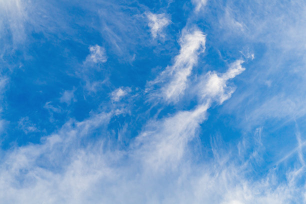 模糊的照片背景，适合用作蓝天和消散云朵的拼贴背景。适合艺术作品的空白背景。自然环境，天气变化。图片下载