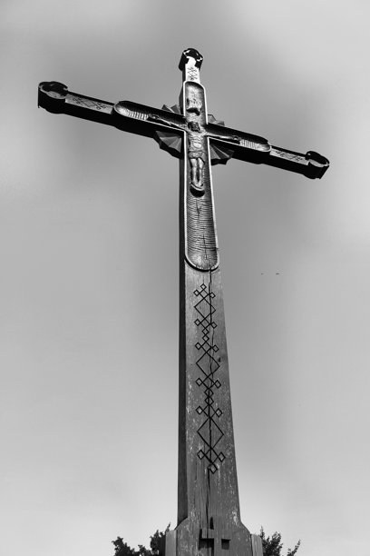 天空背景下的旧木十字架，黑白照片。图片下载
