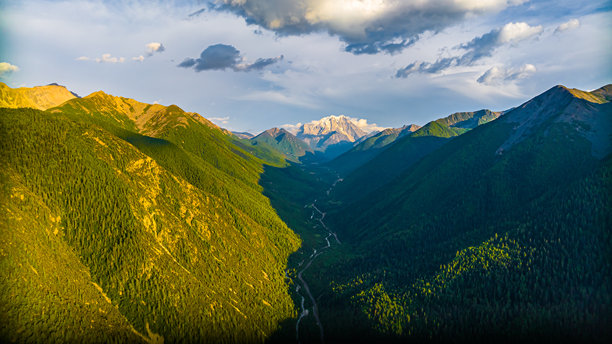 雅拉雪山的航拍照片，康定，甘孜藏族自治州，四川西部，中国，亚洲。图片下载