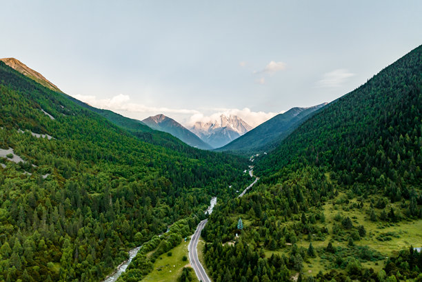 雅拉雪山的航拍照片，康定，甘孜藏族自治州，四川西部，中国，亚洲。图片下载