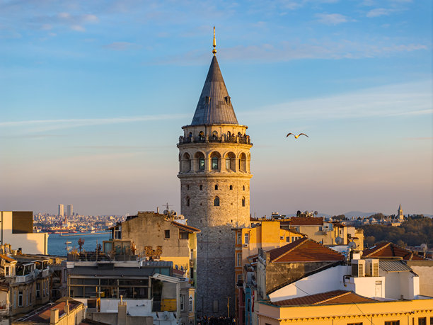 日落时分的加拉塔塔楼街道无人机照片，加拉塔塔，贝伊奥卢，伊斯坦布尔，土耳其图片下载