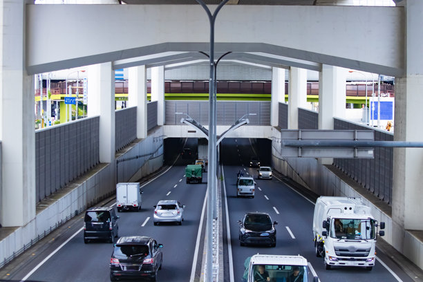 城市街道下高速公路立交桥的交通拥堵远摄照片图片下载