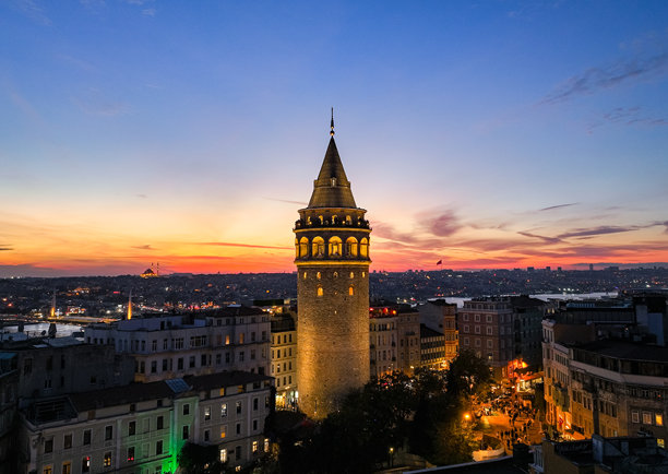 日落时分的加拉塔塔楼街道无人机照片，加拉塔塔，贝伊奥卢，伊斯坦布尔，土耳其图片下载