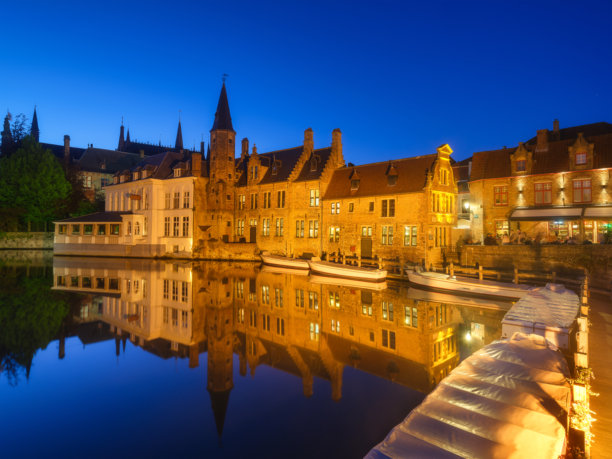 比利时布鲁日。这座城市的历史部分。蓝色时段的建筑景观。古老而著名的建筑。水面上的倒影。图片壁纸，明信片，背景，设计。图片下载
