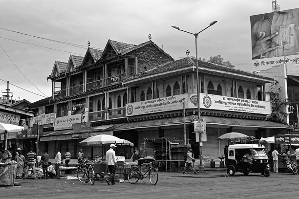 黑白照片展示了旧式瓦屋顶建筑的设计图片下载