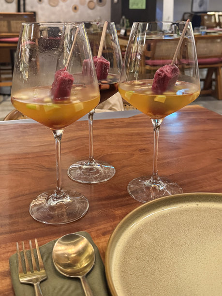 饮用鸡尾酒和葡萄酒的图片 / 红酒和白酒的酒杯，桑格利亚，酒精饮料，醉人的饮品图片下载