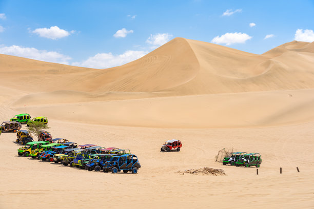 在伊卡沙漠中停放的越野车。越野车骑行是华卡奇纳的主要活动。图片下载
