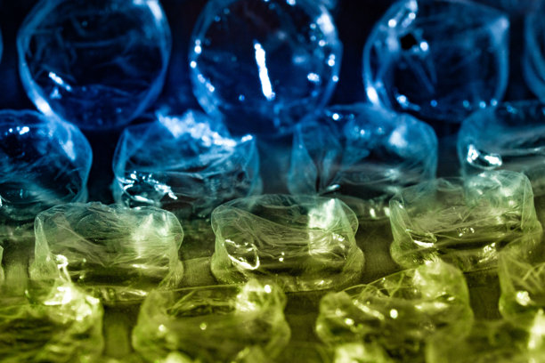 泡泡膜的特写照片，绿色和蓝色的色调突显出半透明塑料气泡和纹理。图片下载