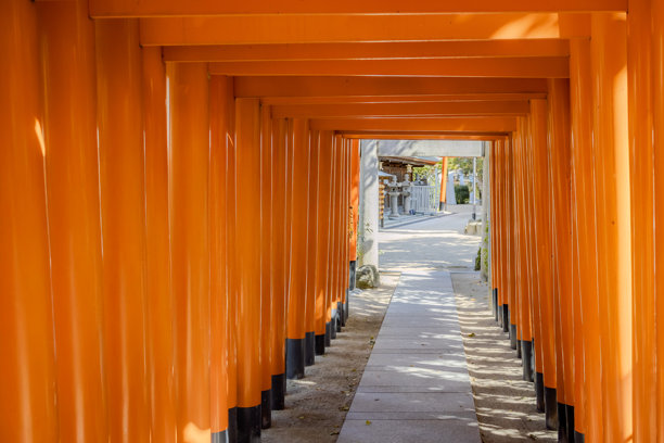 位于日本福冈的櫛田神社的橙色鸟居。照片拍摄于阳光明媚的日子。图片下载