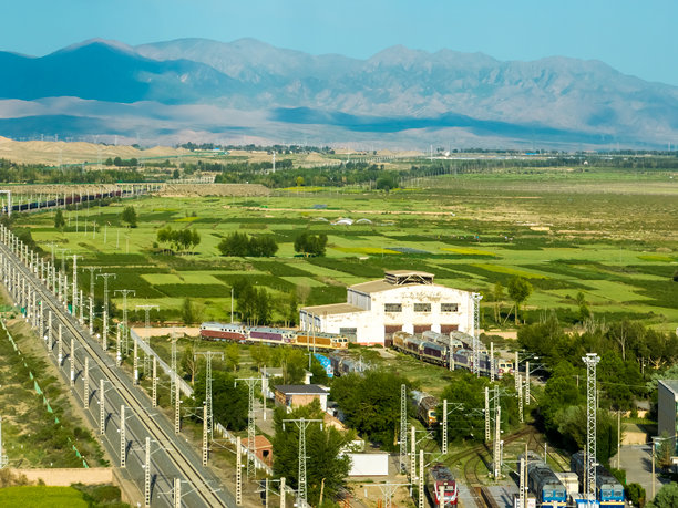 可可铁路站、可可盐湖、可可镇、乌兰县、海西、青海、中国、亚洲的航拍照片。柴达木盆地。一带一路。高原大麦小麦田。图片下载