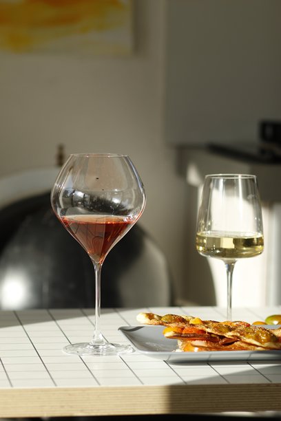 桌子上有一杯白葡萄酒、一杯玫瑰葡萄酒和一个番茄派图片下载