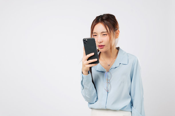 近视视力下降。近视导致一位近距离注视手机屏幕的亚洲女性眼部问题。图片下载