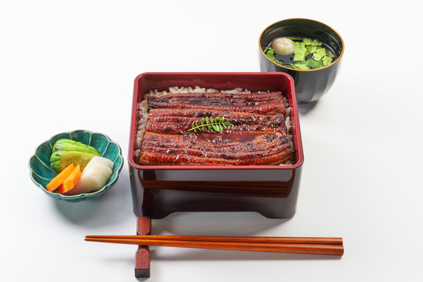 照烧鳗鱼的图片，传统的日本河鱼菜肴图片下载