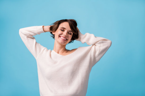 梦幻般的女子闭着眼睛在淡蓝色背景下跳舞的照片肖像图片下载