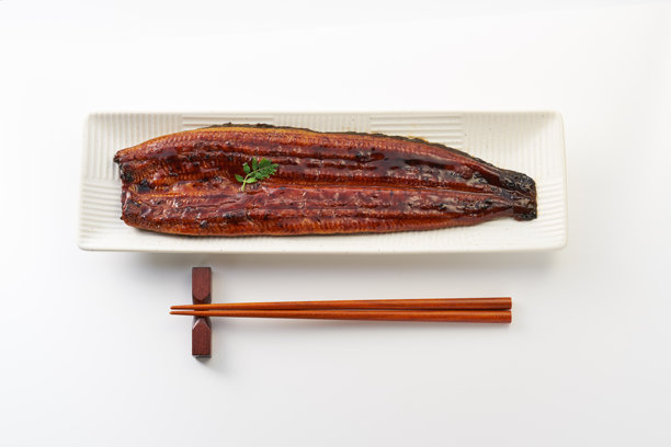 照烧鳗鱼的图片，传统的日本河鱼菜肴图片下载