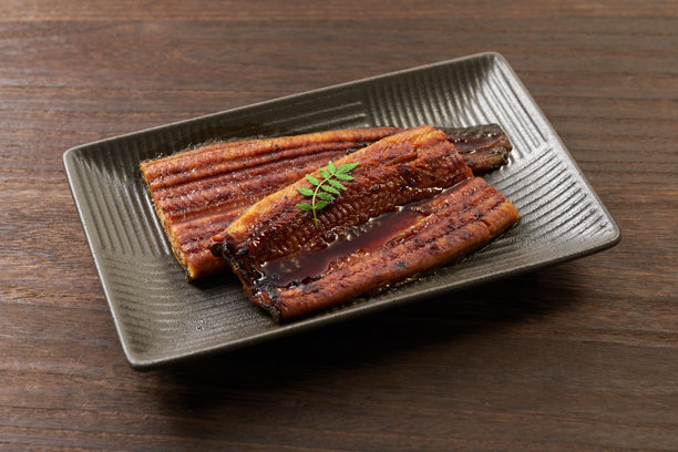 照烧鳗鱼的图片，传统的日本河鱼菜肴图片下载