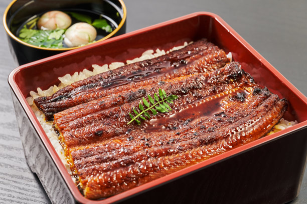 照烧鳗鱼的图片，传统的日本河鱼菜肴图片下载