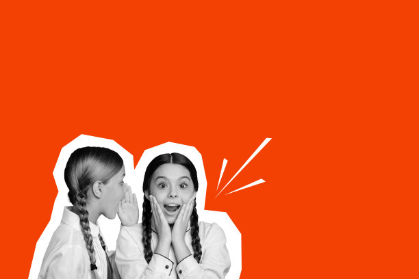 两位快乐惊讶的女同学在秋季背景下交谈耳语八卦新闻的拼贴照片合集图片下载