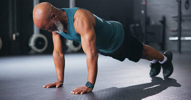 健身房里的俯卧撑，健身与老年男性，核心力量训练。退休人员、健康俱乐部和老年人在养生中心锻炼，充满活力和规律的退休生活。图片下载