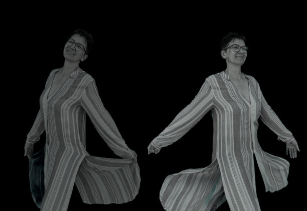 黑白照片中，一位快乐的成熟的女性正在跳舞，数字双胞胎与她的动作相呼应。运动追踪和虚拟身份的概念。图片下载