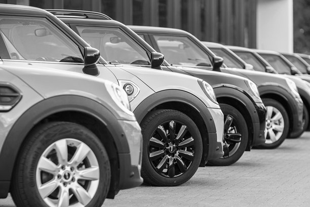 汉堡郊区一家公共汽车经销商场地上停放的一排迷你库珀黑白照片图片下载