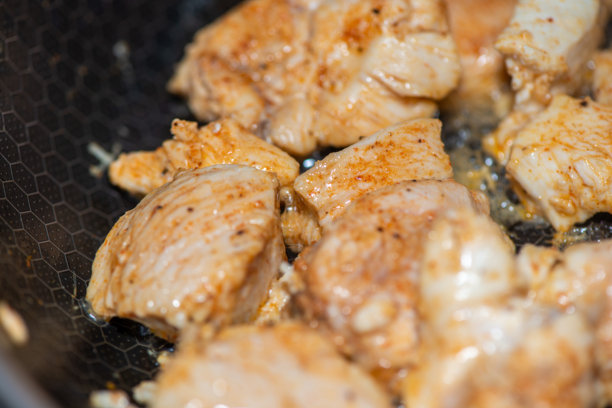 女人烹饪鸡肉翻炒的特写照片图片下载