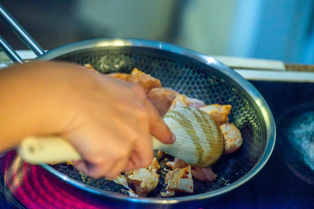 女人烹饪鸡肉翻炒的特写照片图片下载