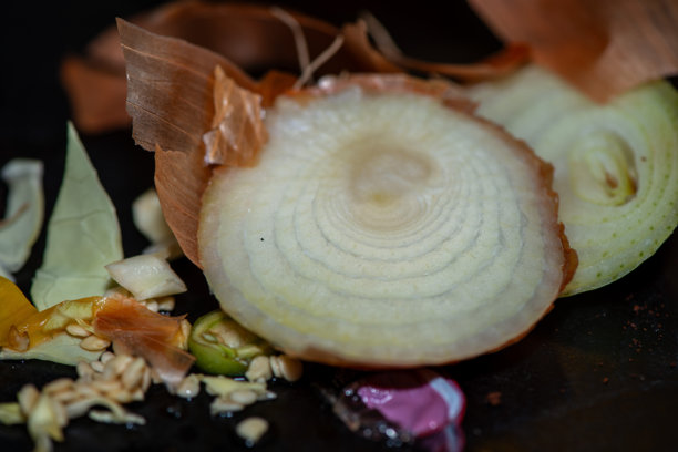 女人烹饪鸡肉翻炒的特写照片图片下载