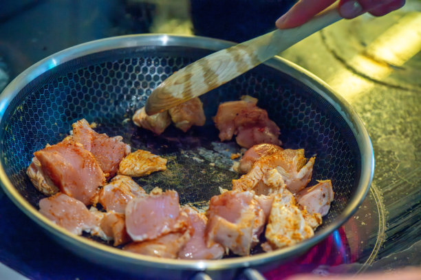 女人烹饪鸡肉翻炒的特写照片图片下载