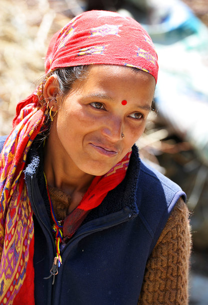 一位身穿传统服装的当地女性在印度喜马偕尔邦库卢谷的贾纳村的抓拍照片图片下载