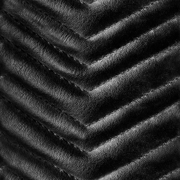 精美的黑色绗缝皮革表面的无缝4K照片纹理材料。图片下载