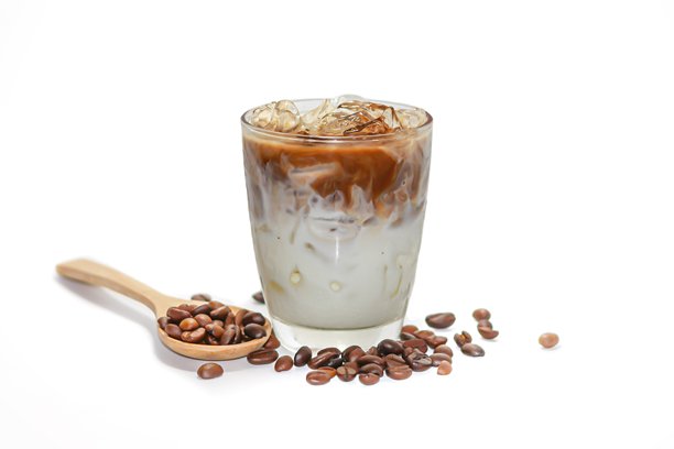 冰拿铁咖啡放在白色背景上的概念隔离照片。图片下载