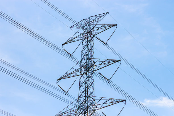 蓝天背景下的高压电线杆图片。图片下载