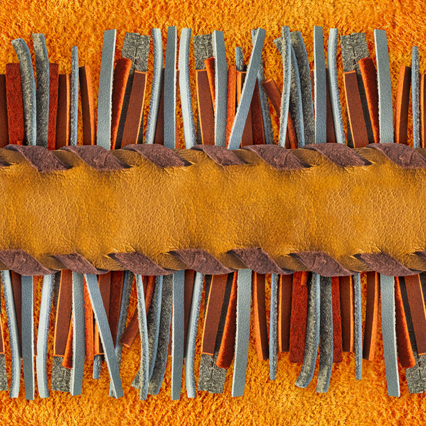 无缝4K照片纹理材料，展示了绒面革表面上的皮革流苏和编织带。图片下载