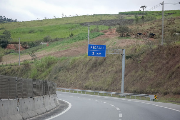 指示前方1公里有收费站的路标，右侧有自动收费选项。适合用于巴西的交通、道路运输和基础设施问题的照片。图片下载