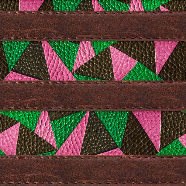 无缝的4K照片纹理材料，包含各种绿色和紫色调的马赛克皮革瓷砖表面，配有棕色带子。图片下载